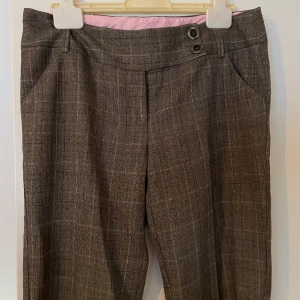 Lowaisted rutiga kostymbyxor  - Rutiga kostymbyxor som är low waisted, i fint skick!