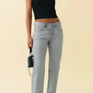 Säljer mina Gina tricot low straight jeans som är slutsålda i denna storlek då dom sitter lite för tight på mig och vill ha i en storlek större. Jag står ej för kostanden på frakten.