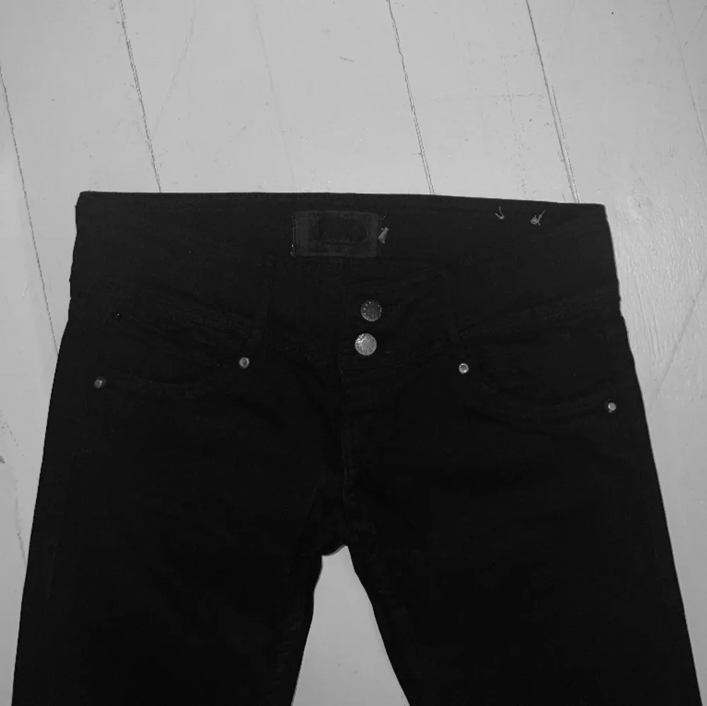 Lågmidjade svarta jeans. Lite tajtare i modellen.. Jeans & Byxor.