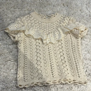 Stickad topp  - Stickad topp från Zara i storlek S. Sällan användigt och är i bra kvalitet.