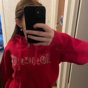 Röd rhinestone hoddie köpt av ett instagramkonto jag tyvärr inte kommer ihåg vad det heter. Inga defekter. 