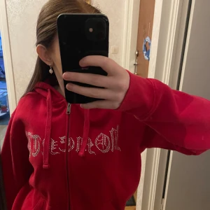 Röd rhinestone hoddie - Röd rhinestone hoddie köpt av ett instagramkonto jag tyvärr inte kommer ihåg vad det heter. Inga defekter. 