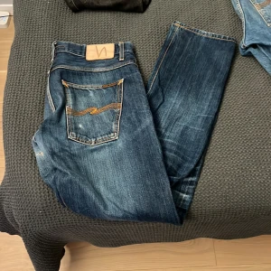 Nudie jeans - Hej! Säljer ett par väldigt eftertraktade nudie jeans pga att jag inte har nån användning av fem längre! Hör gärna av er om ni har frågor!👍😊