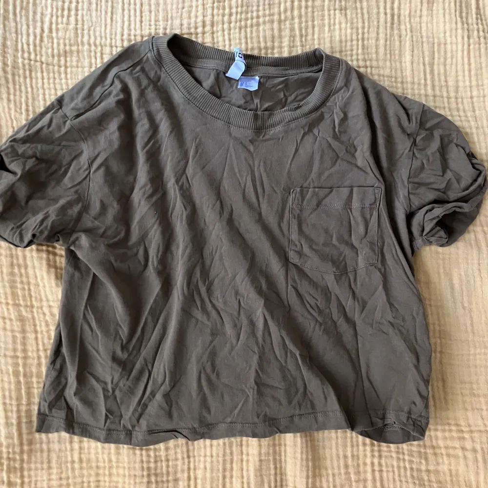 Militärgrön tshirt med bröstficka till vänster från H&M divided. Inga fläckar eller defekter.. T-shirts.
