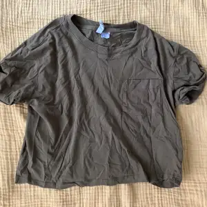 Militärgrön tshirt med bröstficka till vänster från H&M divided. Inga fläckar eller defekter.