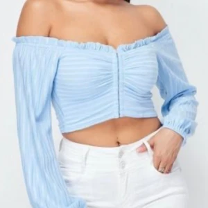 Oanvänd off shoulder topp från privy i strl S  - Säljer denna oanvända off shoulder topp från privy i strl S.  Undrar man över något så är det bara att kontakta mig.