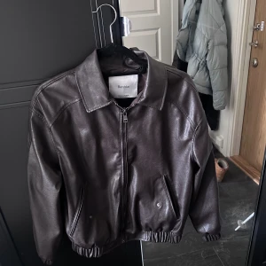 Skinnjacka brun  - modern och snygg lite oversized skinnjacka från bershka💕använt en gång ifjol  