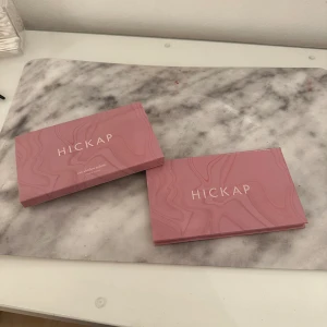 Hickup ögonskuggspalett - Säljer nu min oandvända ögpnskuggpalette från hickup i färgen ”vibrant nudes” då jag inte använder ögonskugga, nypris 549kr mitt pris 199kr💞💞bara att höra av sig vid intresse!!