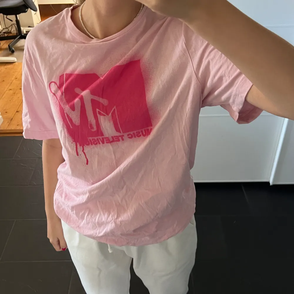 Rosa t shirt med trycket MVT i rosa, snygg tröja med härlig färg, perfekt till varma sommarkvällar. Kontakta för mer bilder och info.. T-shirts.