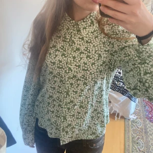 Blommig skjorta/blus - Somrig skjorta/blus från monki! Funkar både öppen och stängd, har ballongärmar. Bra skick utan skador. 100% polyester  💗💗🍀