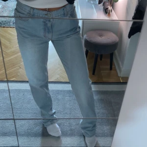 Nelly jeans  - Ljusblåa Nelly jeans, raka ben, medelhög midja och bra passform. Mycket bra skick💙💙