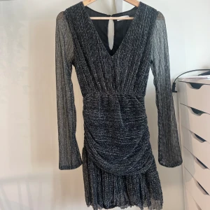 MeetMeThere klänning - En superfin festlig klänning från MeetMeThere-klänning som är svart med glitter på! Den passar perfekt till fester o andra finare tillfällen! passar även perfekt med några snygga boots! Den är använd några fåtal gånger!