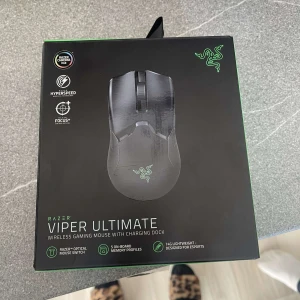 Razor viper ultimate - Använd 1 gång enda som saknas är klistermärken. Riktigt bra mus! Nypris 1600 kr