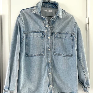 Jeansjacka  - Använd fåtal gånger, nyskick!