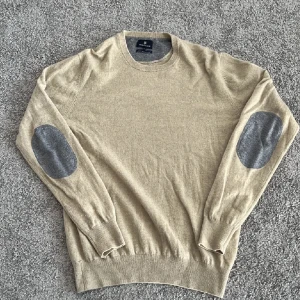 Lamullströja från Hansen & Jacob - Tjena! Säljer denna riktigt feta lamullströja från Hansen & Jacob. Nypris: 1800kr. Tröjan är i toppskick och har aldrig använts då den är för stor för mig. kontakta mig om intresserad, pris kan självklart diskuteras!😀👍