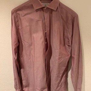 The Shirt Factory skjorta - Använts flitigt och defekter förekommer på krage och manschetterna därav det låga priset Storlek 40 och passform slim fit Kan mötas upp i Stockholm