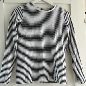 Randig tröja - Säljer denna randiga tröja pga. att den blivit för liten för mig. Använd några gånger, men bra skick. Köpt för 199kr men säljer för 60 kr. Storlek 158,164