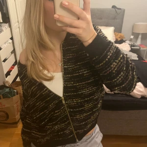 Svart/glittrig kofta🖤🩷💛 - Skitcoool älskar⚡️⚡️⚡️Intressekoll så kom med prisförslag!