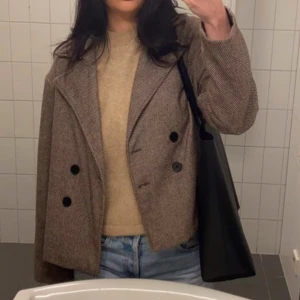 Vårjacka - Superfin rutig vårjacka som passar perfekt nu till våren och sommaren. Jättefint skick! I strl Small, jag är 168cm och sitter perfekt på mig. köparen stör för frakten❤️