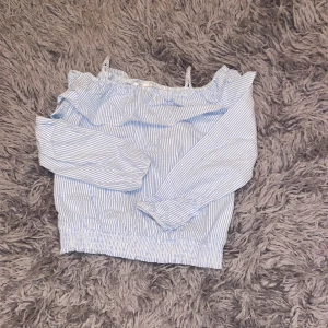 Sommar topp - Jätte fin sommar blus som tyvärr blev förlusten för mig. Har nästan aldrig använt den,men väldigt fin till middagar på sommaren eller våren❤️‍🔥🏝️