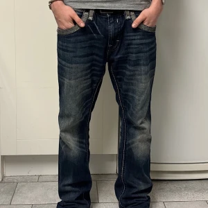 Feta Rock Revival 💋🧼 - Säljer pga att jag behöver cashen, blivit av med csn 😢😫😭  Är i meant condition och har ingen nertrampning där bak.  Försök pruta  *fit pics lånade av förra säljaren men holler ifall du vill ha andra*