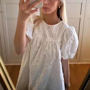 Vit klänning  - Super söt somrig vit klänning från & Other Stories❤️ Köpt förra året för 890kr använd en gång finns inte kvar längre ❤️