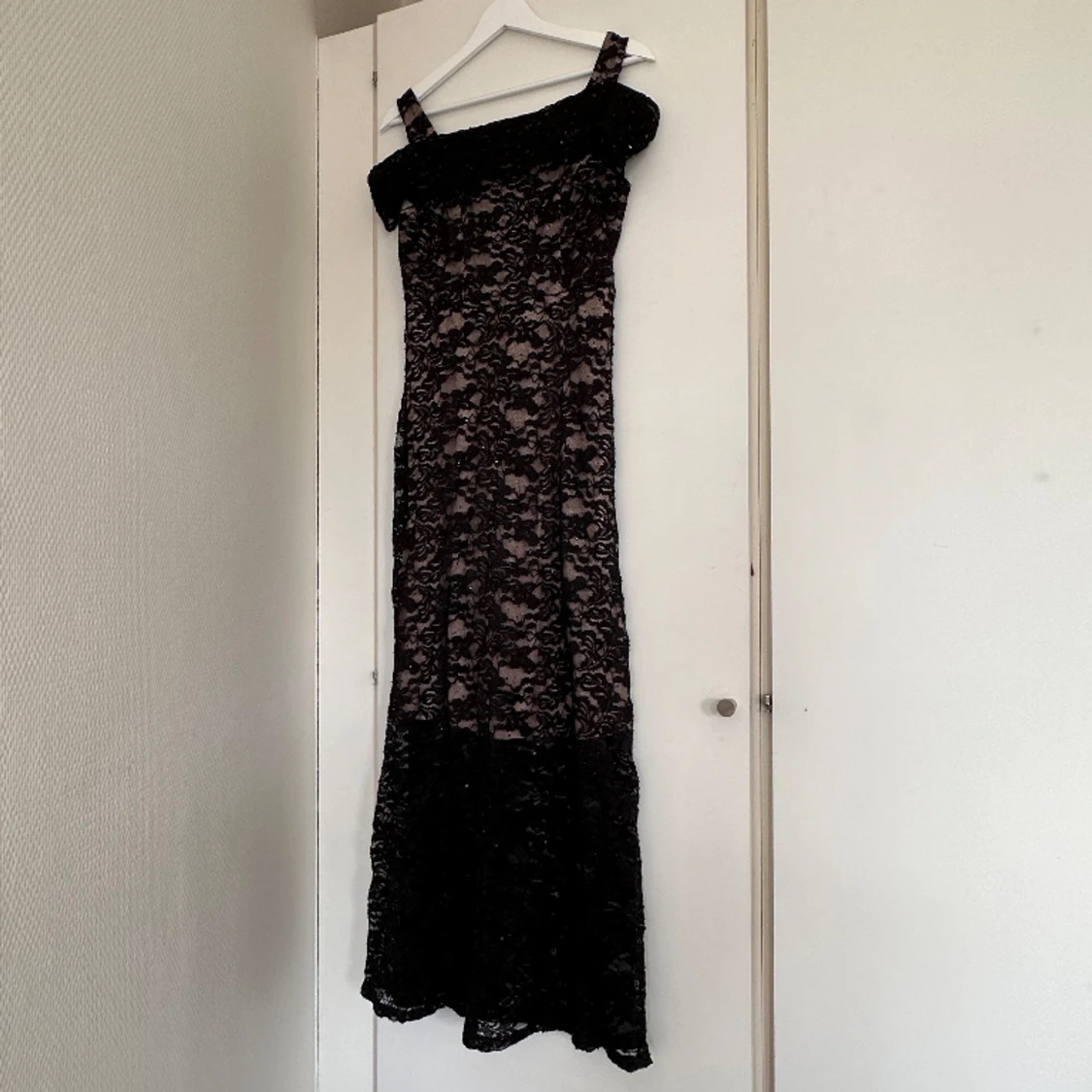 Vintage off-shoulder lång spetsklänning 