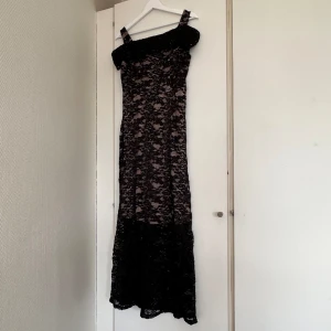 Vintage off-shoulder lång spetsklänning  - Min absoluta dröm-klänning, men tyvärr passade den ej på mig. 