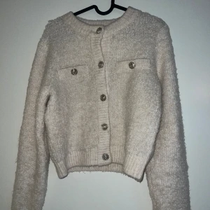 Tröja med knappar - Använd fåtal gånger, inga defekter. 