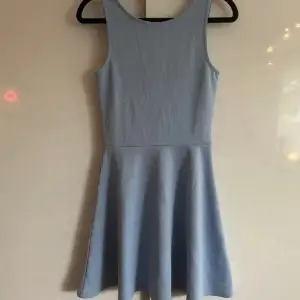En superfin babyblå trikåklänning  från H&M i strl 34!💓