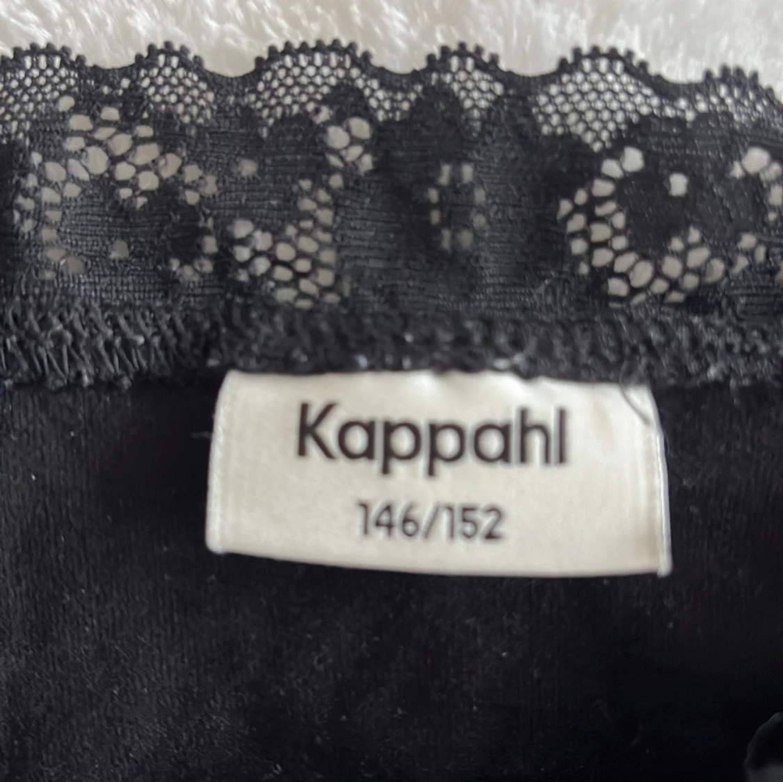 Ett svart spets linne - 91