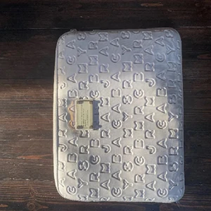 Marc Jacobs datafodral  - Fint och trendigt datafodral från Marc Jacobs i beige. Rätt bra skick!❤️Nypris 1000kr och priser går att diskutera. 35cm längd, 25cm bredd ❤️