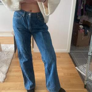Säljer mina HM studio 2020 jeans, ganska använda 🤗🩷 storlek 38, men passar även 36 om man vill ha de lite baggy 