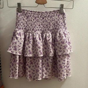 Volangkjol - Volangkjol💜 använd men i bra skick, hör av dig vid frågor och funderingar💜