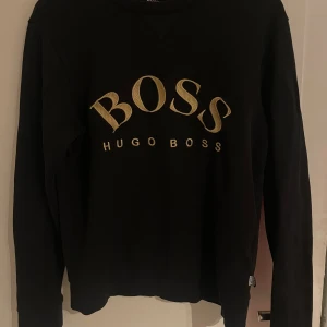 Hugo Boss  - Säljer nu denna Hugo Boss tröja då den ha blivit för liten och inte kommer till användning något mer har några små defekter på baksidan av ärmarna men inte något som man tänker på skulle kunna tänka mig gå ner i pris vid snabb affär skriv för bild