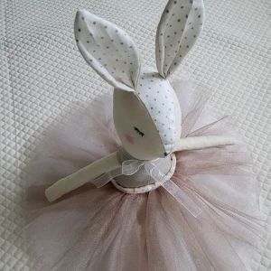 Handgjord Tilu Lilu kanin,mjuk leksak för Påskpresent - Storlek: H 40 cm Färg: Beige Material: Bomull och tyll  Fyllning: Polyester silikonfyllning Underhåll: De kan rengöras med mild tvål och vatten. Ögon och näsa är handbroderade,armar och ben rör sig och alla kläder och accessories är avtagbara.