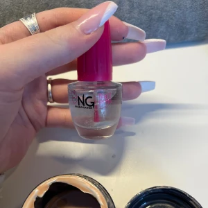 Nagel primer - Nagel primer taget till ett set så nästan full som syns på bilden