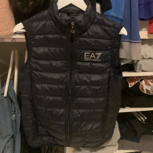 EA7 väst - Säljer min EA7 Armani väst i storlek s