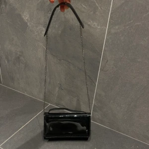 Svart axelväska - Super fin svart axelväska. Nyskick. Från märket Carin Wester🤎🤎