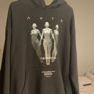 The Weeknd hoodie - Säljer nu min min hoodie från The Weeknd konserten i Stockholm som aldrig kommer till användning, storlek S men är stor i storlek så går som en M, nypris: 2700. Pris kan diskuteras 