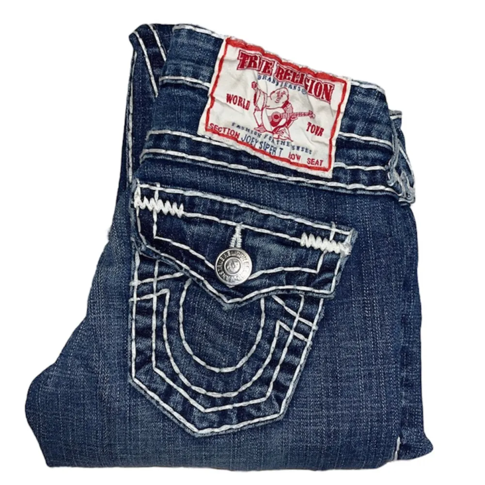 Lågmidjade flared True Religion jeans. W24 [Ytterbenslängd 104cm] [Innerbenslängd 87cm] [Midja 36cm] [Benöppning 24cm]. Jeans & Byxor.