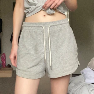 Gråa shorts - Säljer ett par gråa mjukisshorts från h&m💗Strl.S men passar också XS, eftersom de har snöre i midjan🤩Använda ca 10 gånger & är felfri, men i använt skick! De har en fin liten upphöjning längst ner i kanterna på båda sidorna☺️Billiga kläder➡️min profil❤️