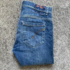 Ett par feta Dondup jeans i modell George. Storlek 31, skick 9/10. Nypris 3499kr, mitt pris 849kr!  Pris är inte hugget i sten.Skriv vid minsta fundering😁