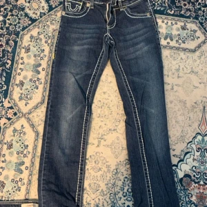 True religion pants - Hej! Säljer ett par jätte fina trueys som knappt är använda! Dom är bootcut och sitter skit snyggt på kroppen. Gissar att storleken är runt XS-S då den passar mig som är S men även passar om man e XS. OBS DOM ÄR I NY SKICK INGA SKADOR ELLER DEFEKTER.