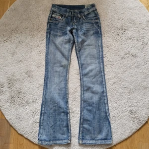 Blå dieseljeans - Skitsnygga dieseljeans i jättebra kvalitet. Köpte dem här på plick och säljer pga av att dem är för små för mig. Innerbenslängd: 80 cm Midjemått: 33 cm Kontakta för mer information. ❤️