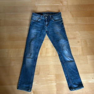 Nudie jeans - Säljer mina nudie jeans då dem har blivit för små. Dem har inga defekter. Storleken är 27 34 men sitter som 27 28