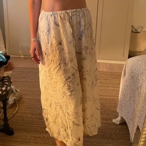 H&M kjol med blommönster - Så söt kjol med blommönster från H&M🤍 Resår i midjan och knyte🤍 Storlek XS men passar även större och mindre storlekar då den går att justera🤍  (Fler bilder finns vid intresse)