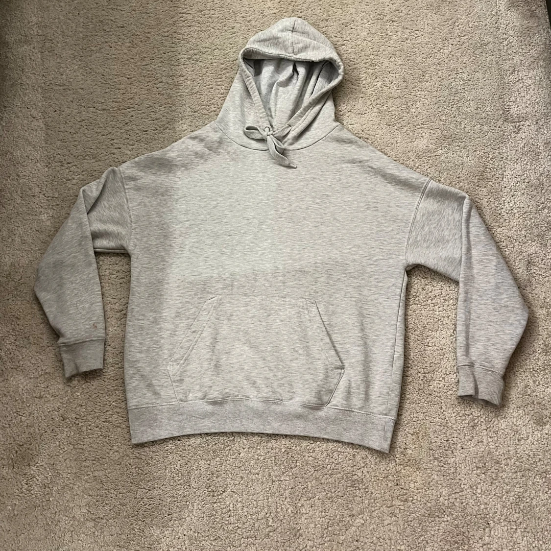 Grå hoodie