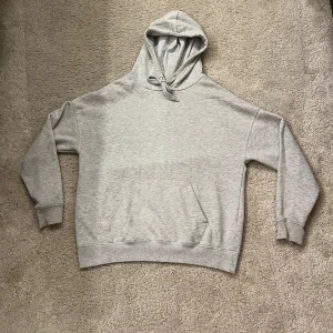 Grå hoodie - En väldigt fin grå hoodie! Säljer för att den inte kommer till användning längre. Skriv för fler bilder!