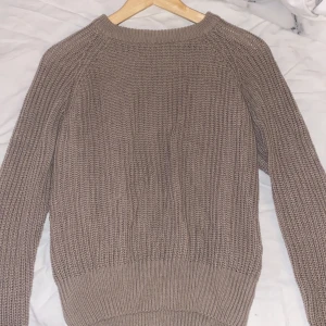 Stickad tröja  - Nu säljer jag en långärmad stickad tröja. 